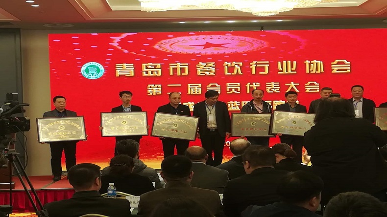 特斯特上臺領獎 特斯特上臺領獎