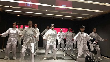 青島特斯特快樂工作從八段錦開始